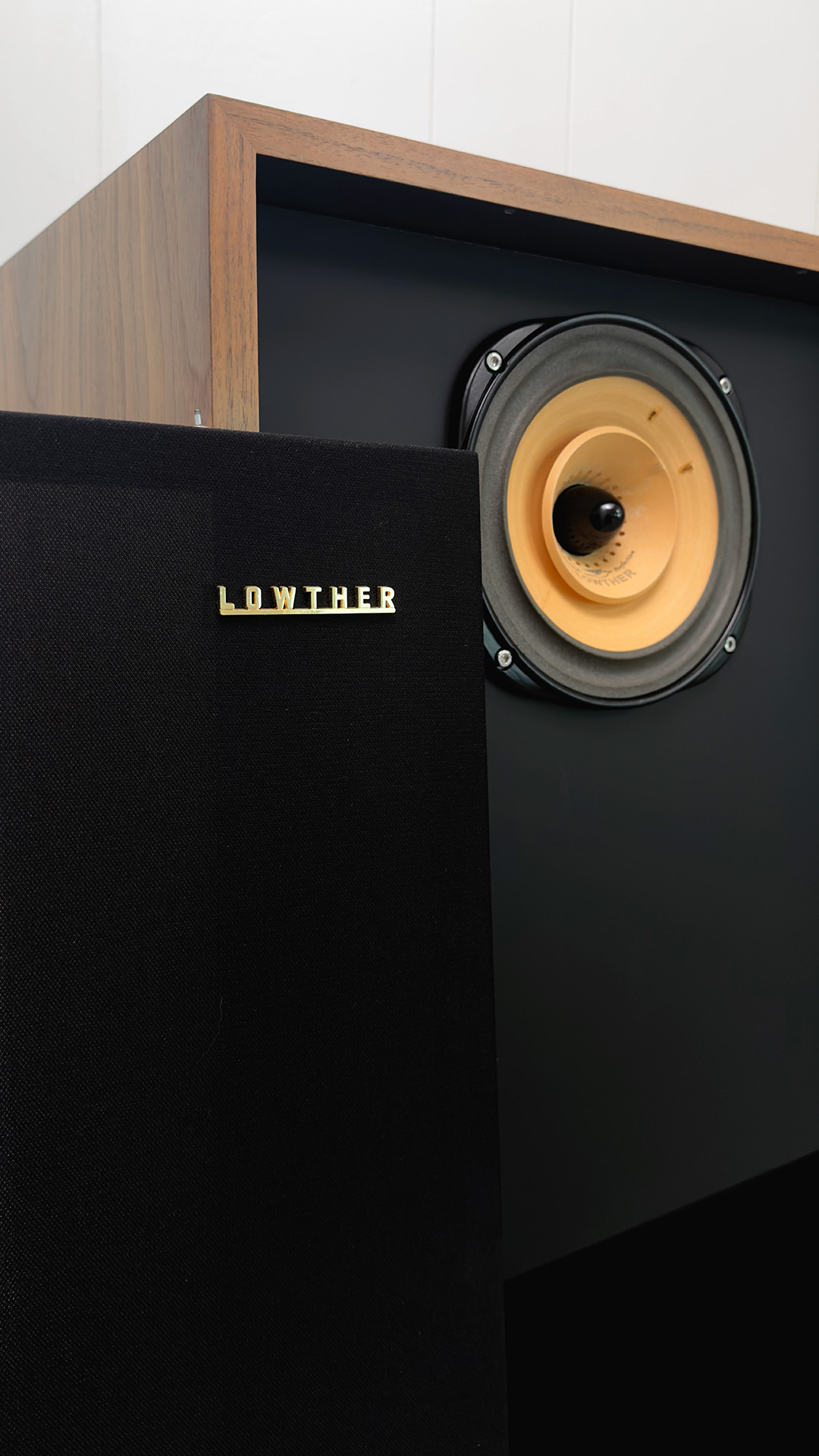 Acousta 117 loudspeaker - Ex-demo - American Walnut - Premium Acousta 117 loudspeaker with elegant design and exceptional sound quality